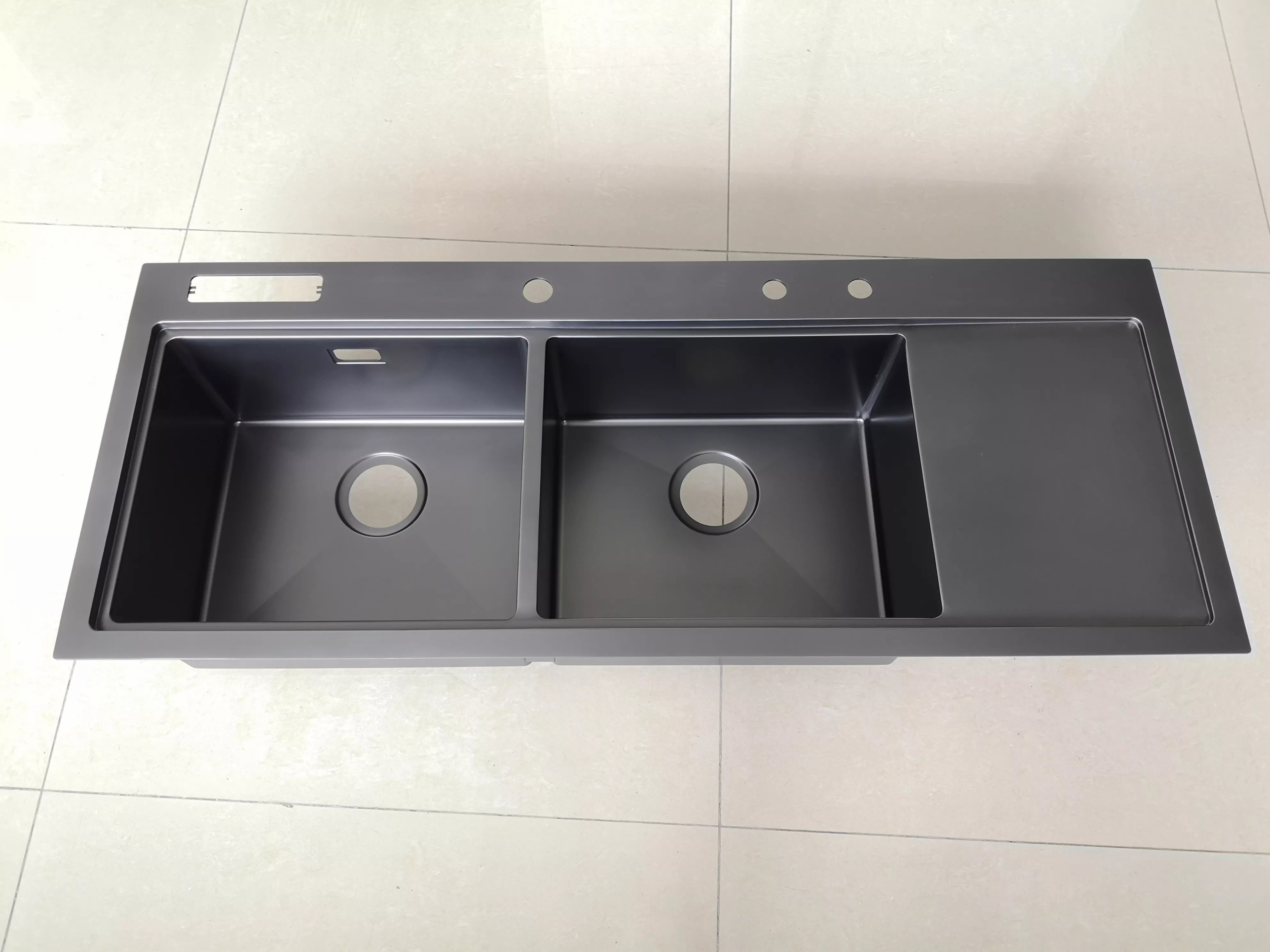 ประเภทการติดตั้ง Undermount Brushed Surface Treatment แฮนด์เมด 304 อ่างล้างจานสแตนเลสพร้อม Drainboard